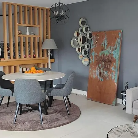 Merkez'de Havuzlu, Saunali, Muestakil 4* 博德鲁姆