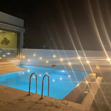 Merkez'de Havuzlu, Saunali, Mustakil 4* Bodrum